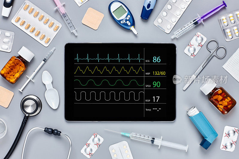 在医疗用品中显示心脏监测器的数字平板
