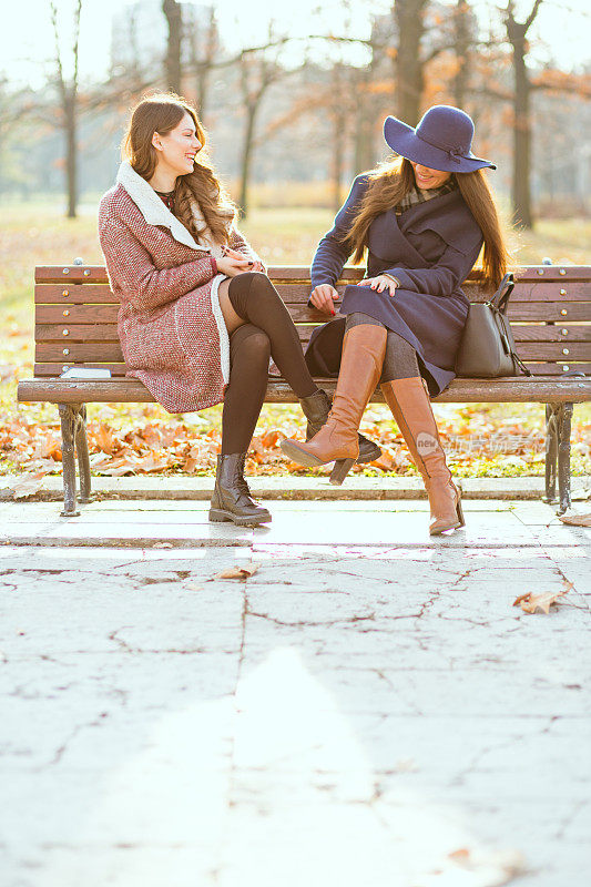两个女孩在公园里聊天