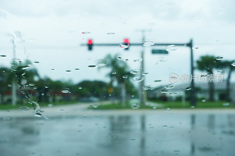 软焦点红灯交通十字路口穿过雨窗