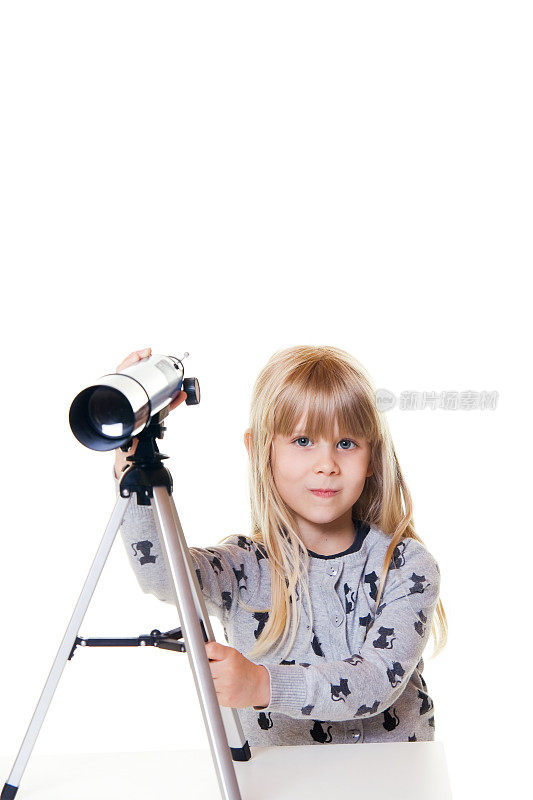 用望远镜的孩子开始凝视小女孩