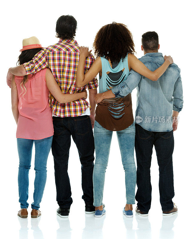 四个朋友站在一起的后视图