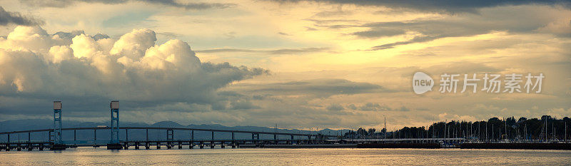 海岛大桥和云景全景图