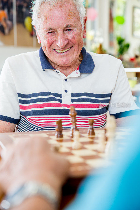 老年人下棋