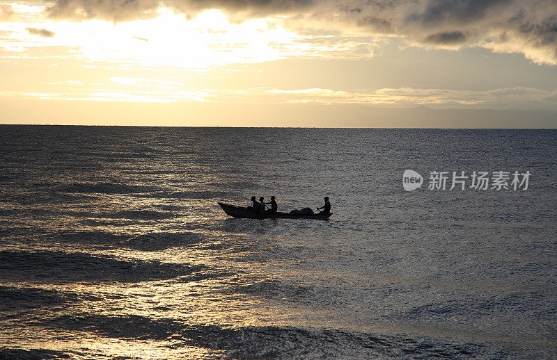 黎明时分的马拉维渔民