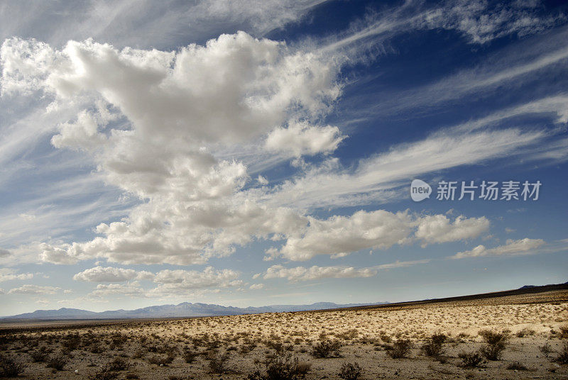 下午沙漠cloudscape