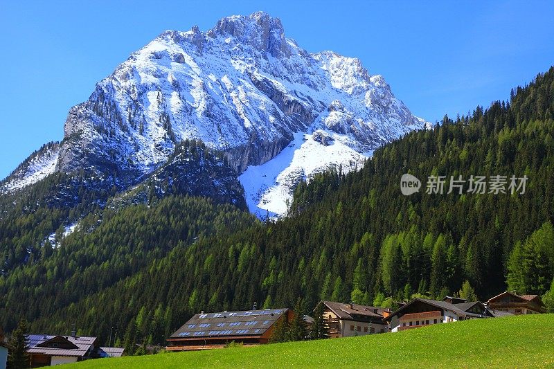 白云石天堂:意大利阿尔卑斯村庄，瑞士小屋，绿色山谷