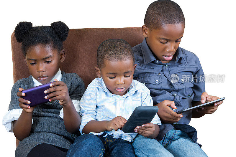 非裔美国儿童使用手机和平板电脑