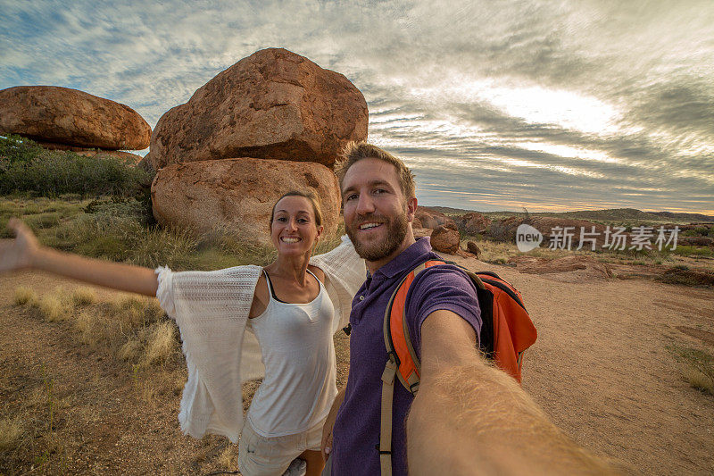一对年轻夫妇在澳大利亚内陆拍摄自拍照