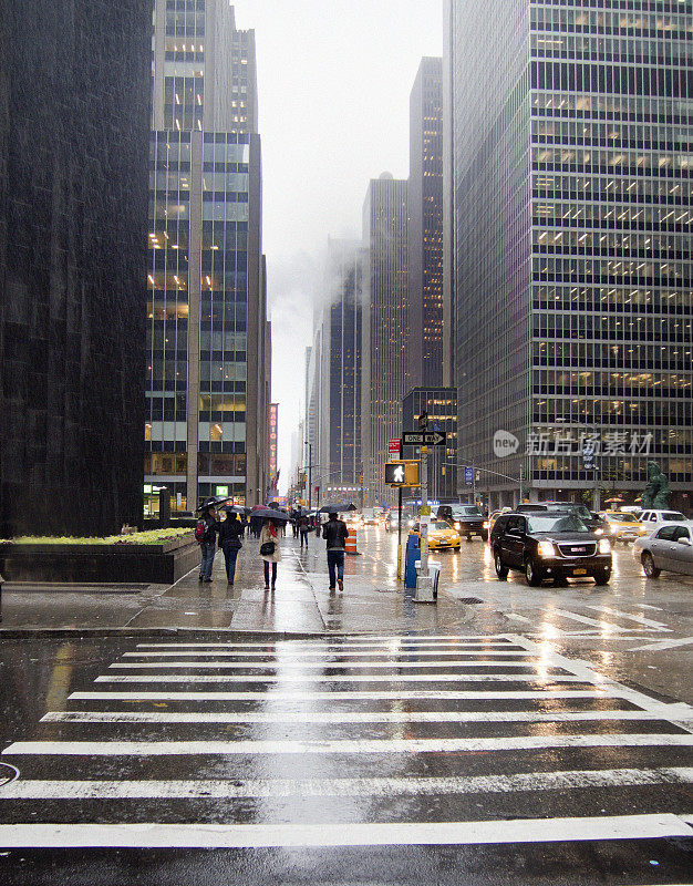 纽约，雨中的第六大道街景。