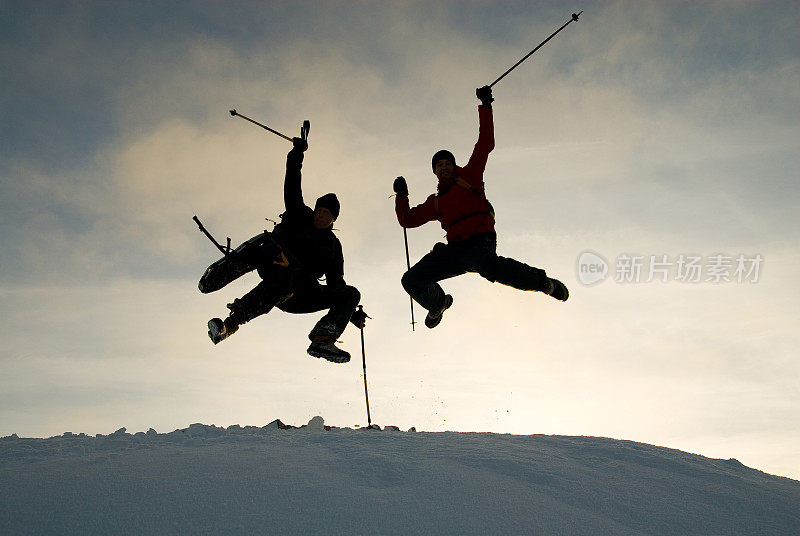 雪兴奋的徒步旅行者