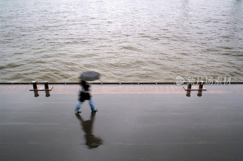 人在雨中撑着伞行走