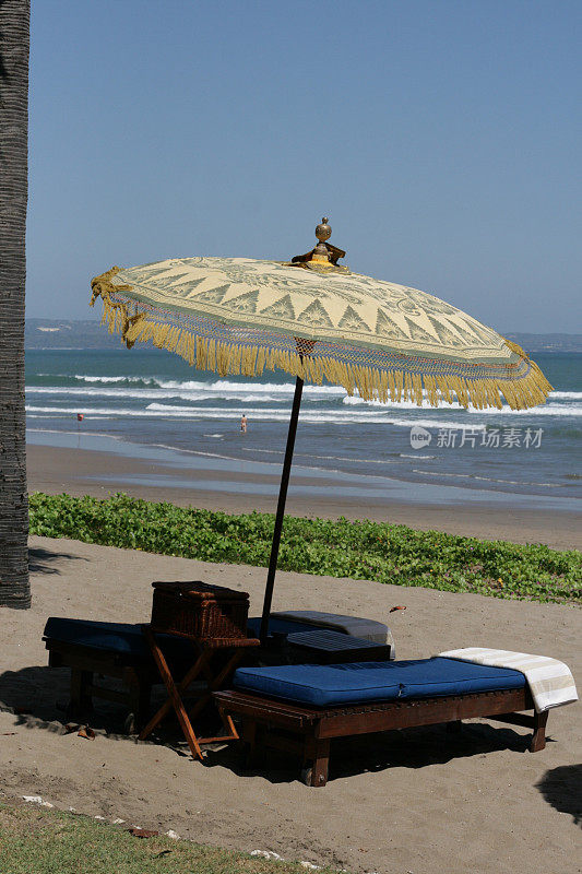 沙滩伞和躺椅