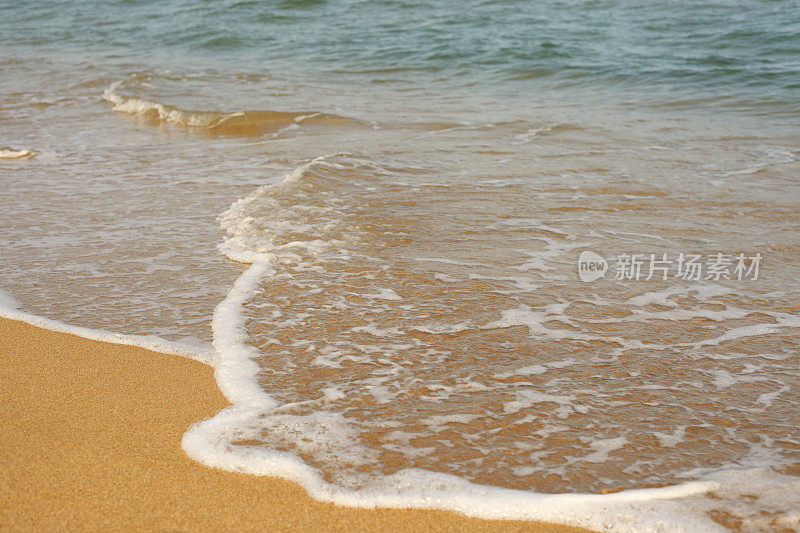 沙滩上荡漾的海浪