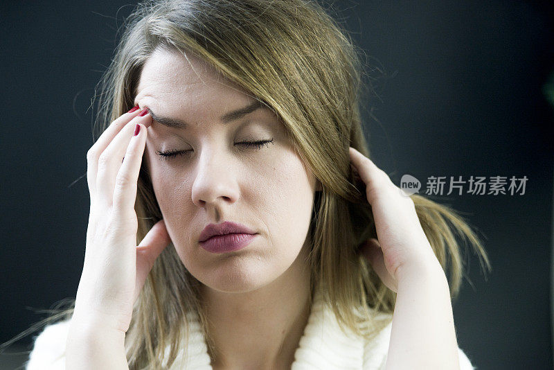 一个女人用手捂着脸的特写