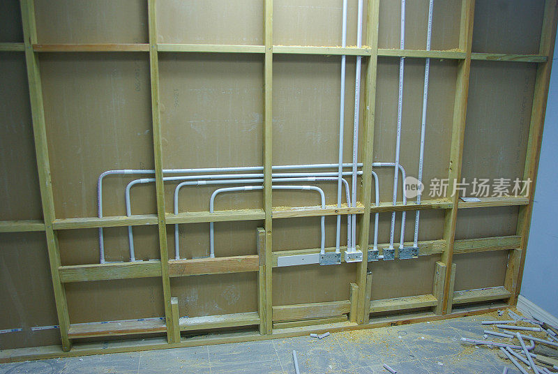 在干墙隔断中使用PVC管进行管道和电气工作