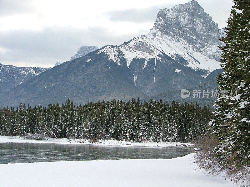 弓河和雪中的三姐妹