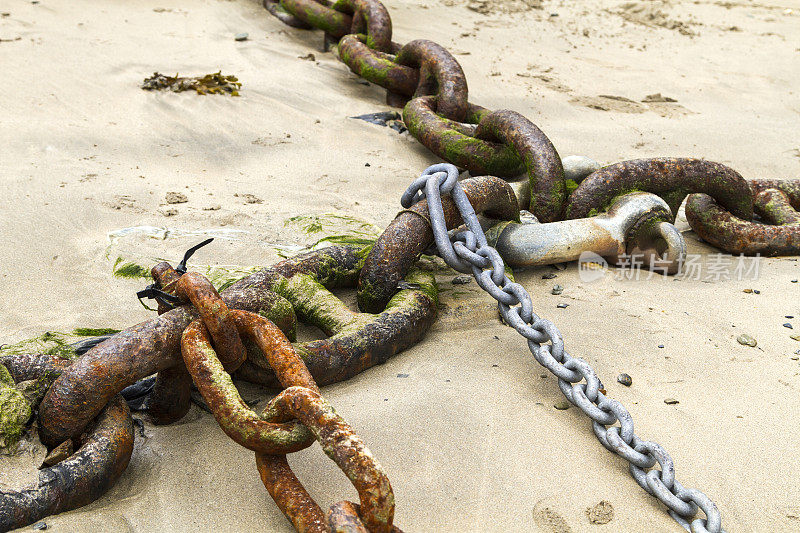 康沃尔海滩上生锈的锚链