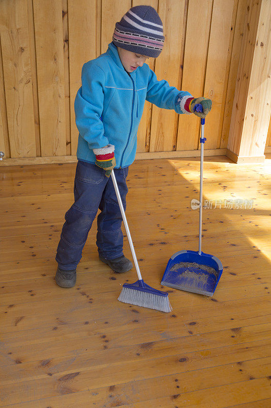 小男孩大扫除，扫地木地板。