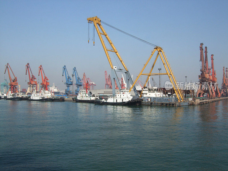 在中国码头卸船的工业起重机