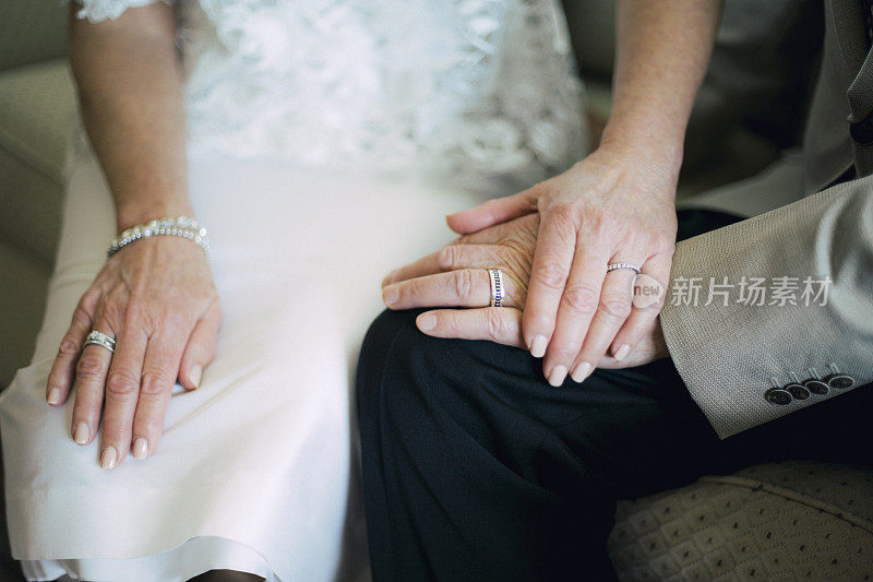 新娘和新郎的手戴着结婚戒指