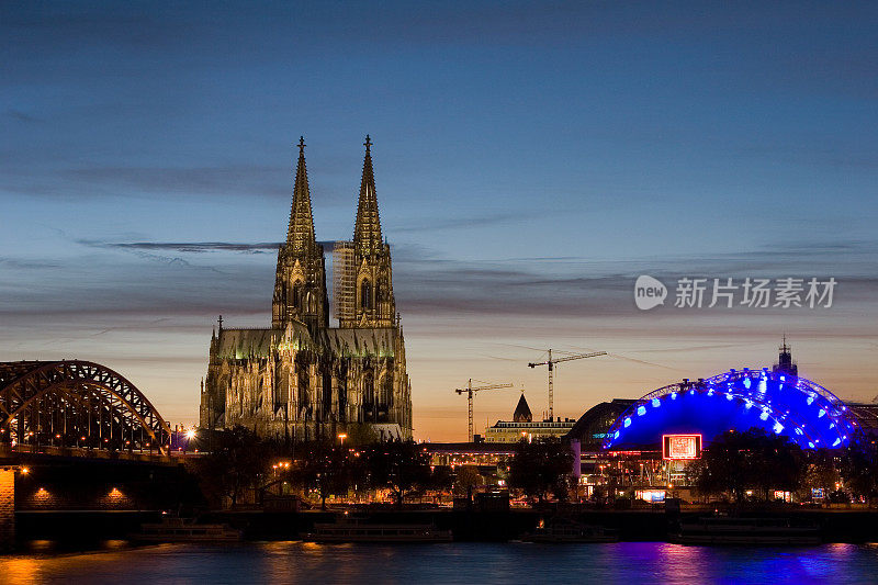霍亨索伦大桥，科隆大教堂和音乐堂的黄昏