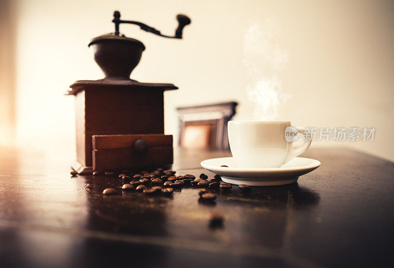 一杯咖啡与复古研磨机