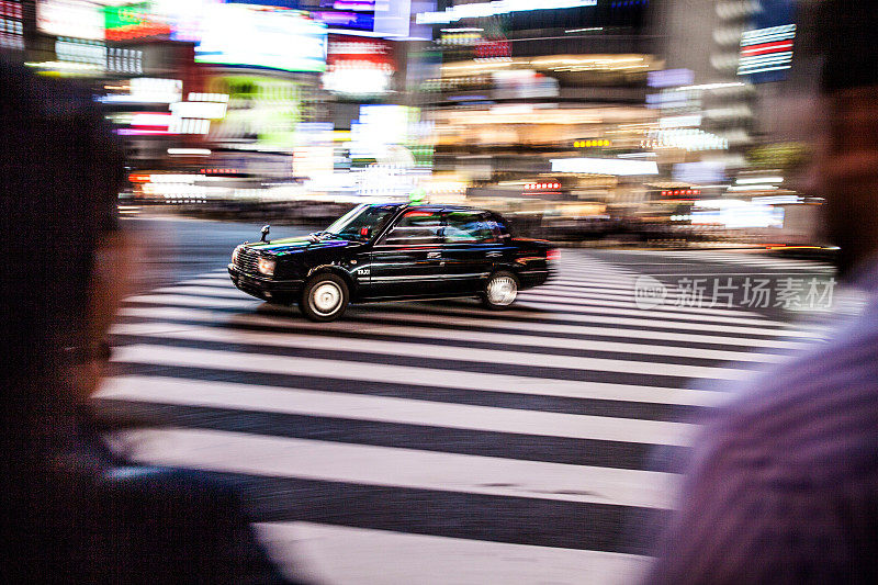 东京涩谷十字路口的出租车