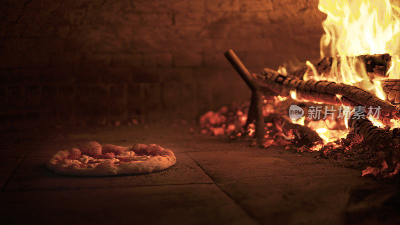 披萨，用柴火烤炉烹饪
