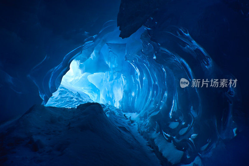 美丽的蓝色冰洞，入口可见