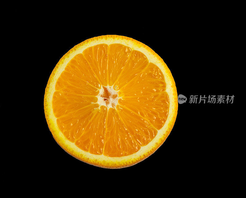 橙色切片孤立在黑色背景上