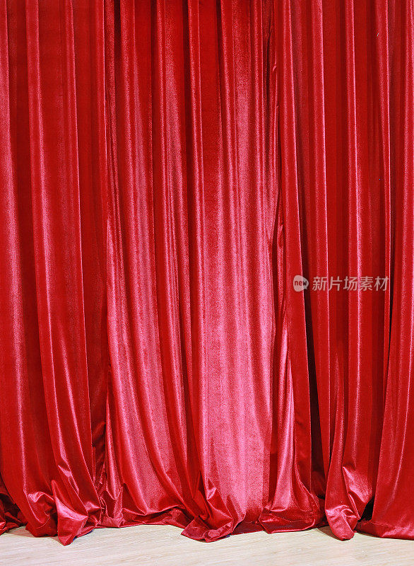 剧院中红色的幕布背景。