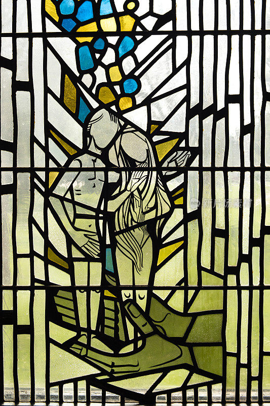 亚当和夏娃教堂的彩色玻璃