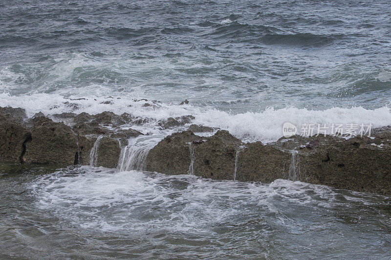 在古巴哈瓦那，海水撞击着马雷孔河岸的岩石