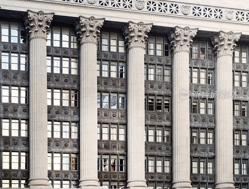 经典的芝加哥市中心伊利诺斯建筑立面柱与窗户