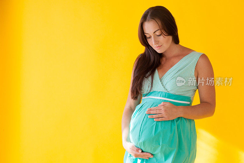 孕妇分娩前背景为黄色