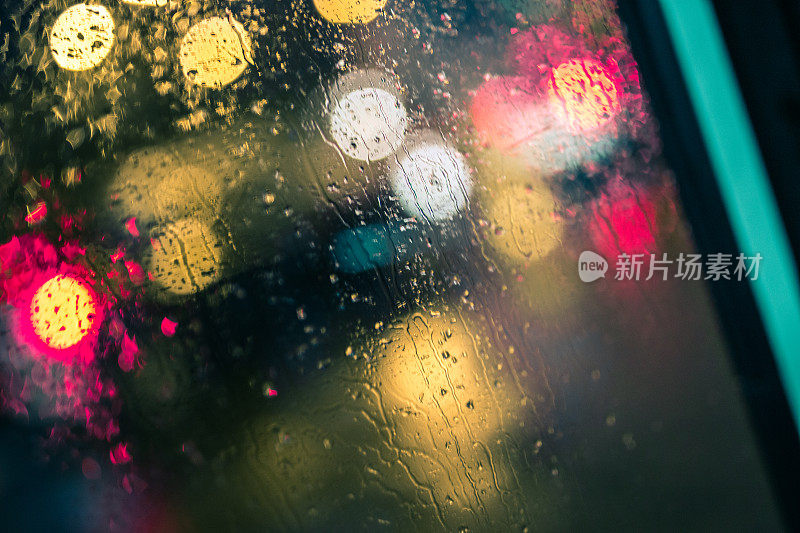 雨滴，交通灯，电车窗户