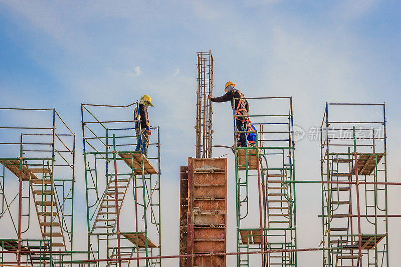 建筑工人在高水准的脚手架上工作时，必须有安全带以确保安全。