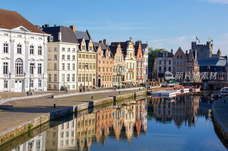 传统比利时建筑旁边的利河畔在根特，比利时