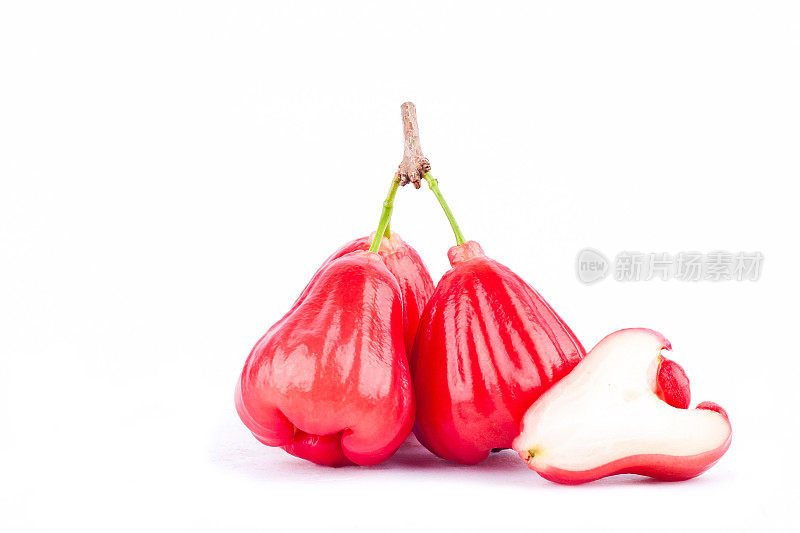 一半玫瑰苹果和红玫瑰苹果在白色的背景下，健康的玫瑰苹果水果食品孤立
