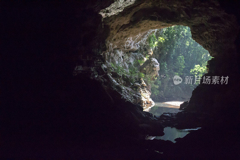 从伯利兹的里约热内卢Frio洞穴往外看