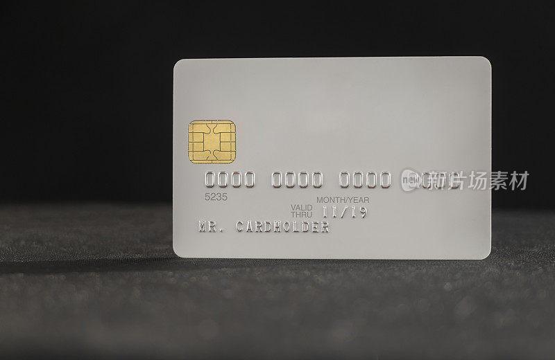 黑色背景上的空白银行信用卡