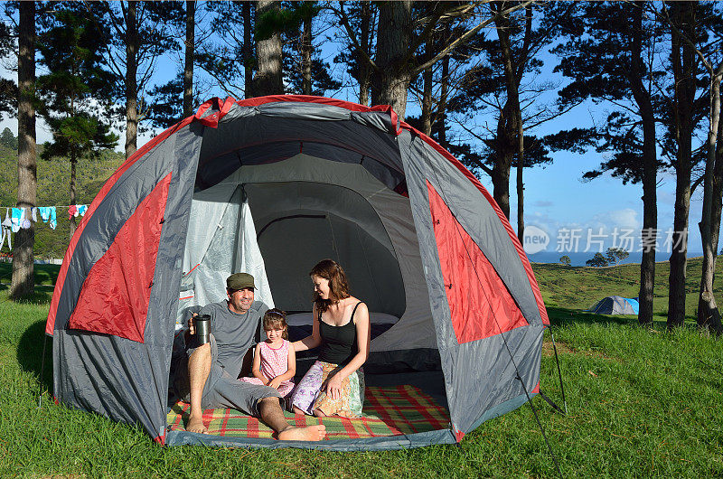 年轻的家庭在户外的帐篷里露营