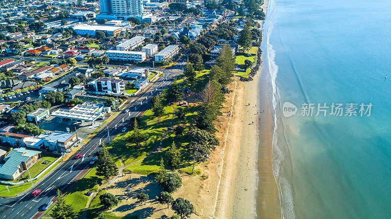 以近郊住宅区为背景的海边公路鸟瞰图。新西兰奥克兰。