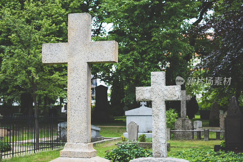 墓碑上的十字墓碑——墓地