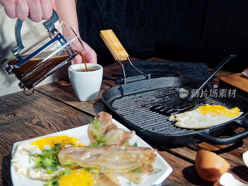 早餐有煎蛋、熏肉和咖啡