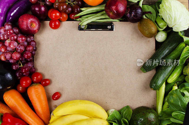 健康饮食蔬菜和水果与纸垫，文字空间