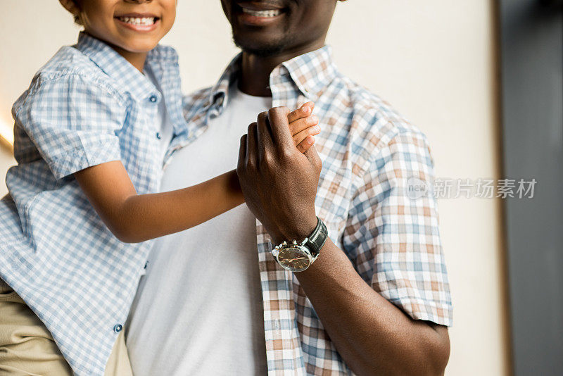 非裔美国人父亲抱着儿子