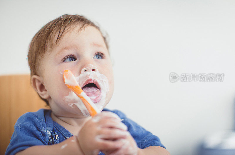 宝宝用勺子吃酸奶，宝宝引导断奶