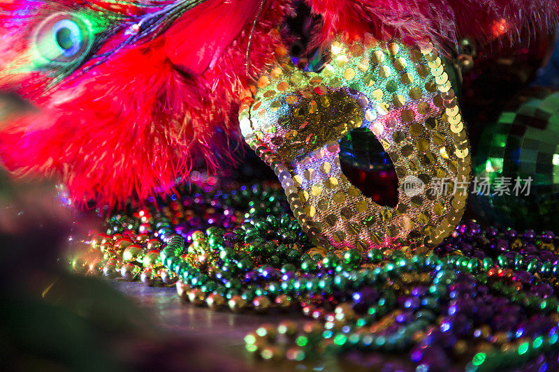 狂欢节的面具和五彩缤纷的装饰。
