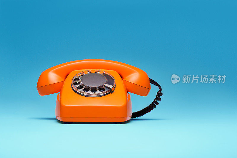 电话在蓝色背景上的复古风格。